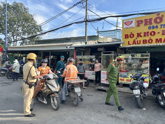 CSGT TP. HCM hút đinh đảm bảo an toàn giao thông trên quốc lộ 1A - Ảnh 14.