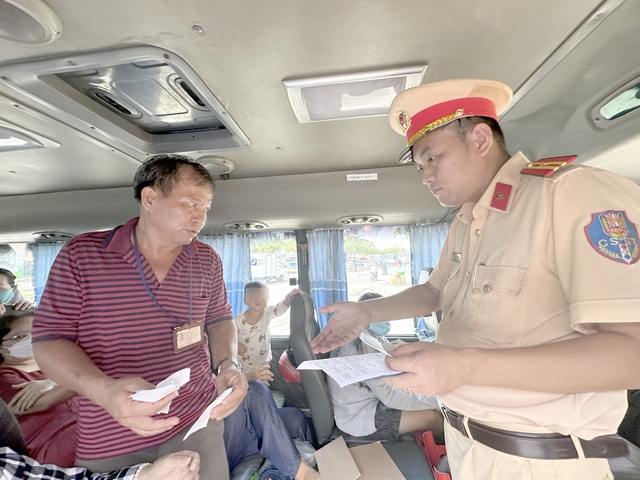 CSGT TP. HCM hút đinh đảm bảo an toàn giao thông trên quốc lộ 1A - Ảnh 11.