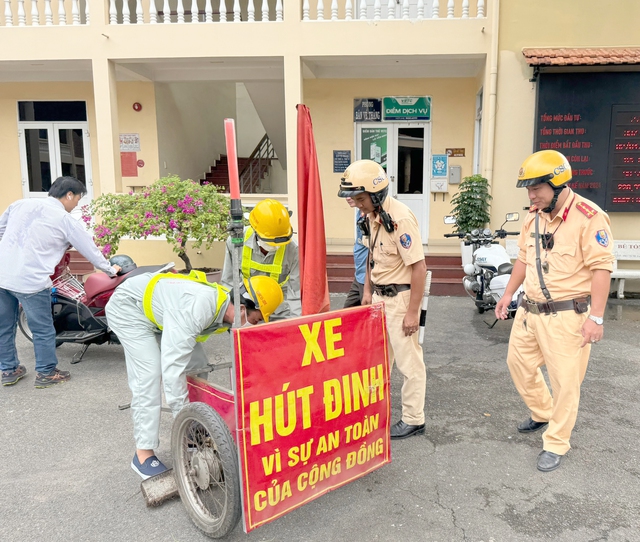 CSGT TP. HCM hút đinh đảm bảo an toàn giao thông trên quốc lộ 1A - Ảnh 7.