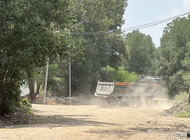 Thành phố Thủ Đức chưa quyết liệt xử lý di dời trạm trộn bê tông không phép gây mất an toàn giao thông - Ảnh 2.