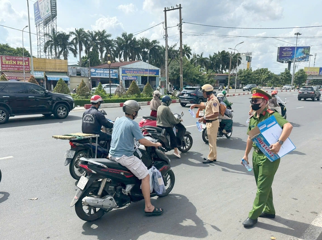 TP. HCM người dân về quê nghỉ lễ 2/9 sớm, bến xe và các cửa ngõ tăng nhiệt - Ảnh 8.