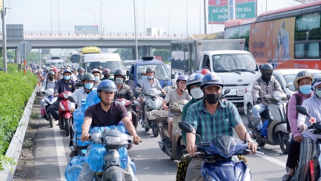 TP. HCM người dân ùn ùn đổ về quê nghỉ lễ các cửa ngõ giao thông ùn tắc - Ảnh 6.