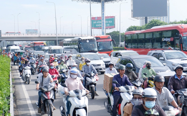 TP. HCM người dân ùn ùn đổ về quê nghỉ lễ các cửa ngõ giao thông ùn tắc - Ảnh 1.