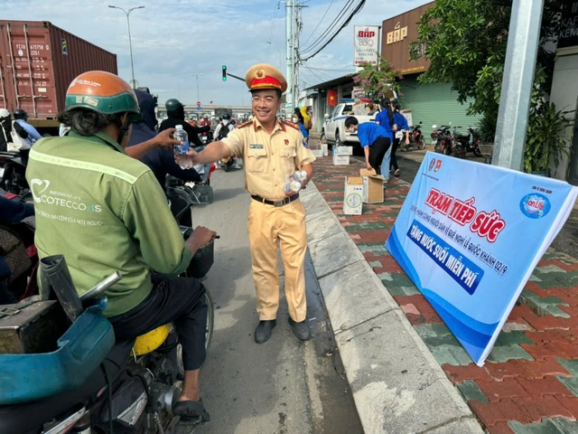 Trạm CSGT Tân Túc hút đinh đảm bảo ATGT cho người dân về quê nghỉ lễ 2/9- Ảnh 5. Trạm CSGT Tân Túc hút đinh đảm bảo ATGT cho người dân về quê nghỉ lễ 2/9- Ảnh 5.