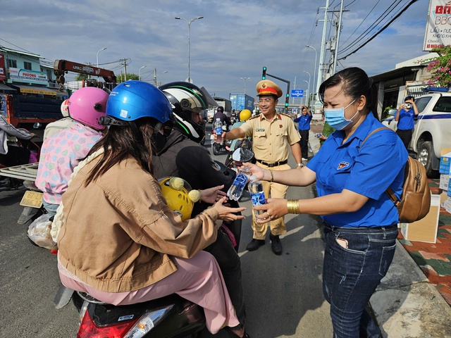 Trạm CSGT Tân Túc hút đinh đảm bảo ATGT cho người dân về quê nghỉ lễ 2/9- Ảnh 4. Trạm CSGT Tân Túc hút đinh đảm bảo ATGT cho người dân về quê nghỉ lễ 2/9- Ảnh 4.