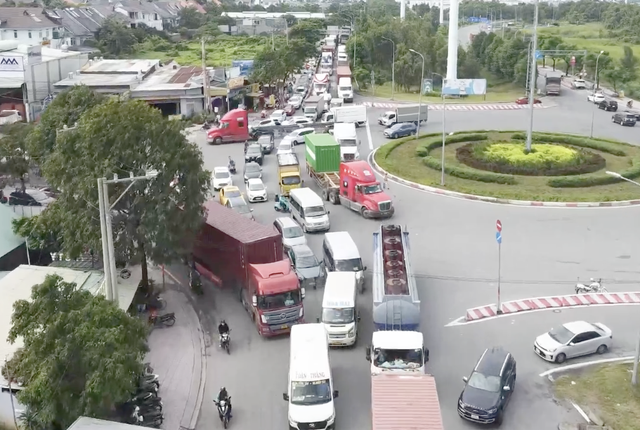 TP. HCM người dân ùn ùn đổ về quê nghỉ lễ các cửa ngõ giao thông ùn tắc - Ảnh 7.