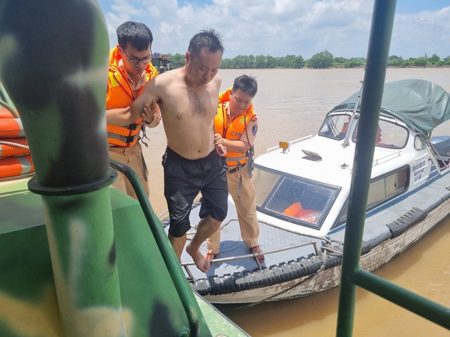 CSGT Hải Phòng kịp thời cứu 1 thuyền viên thoát đuối nước trên sông Cấm - Ảnh 1.