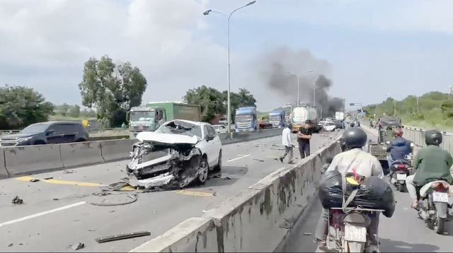 TP. HCM tai nạn liên hoàn, ô tô bốc cháy dữ dội trên cầu Phú Mỹ - Ảnh 1.