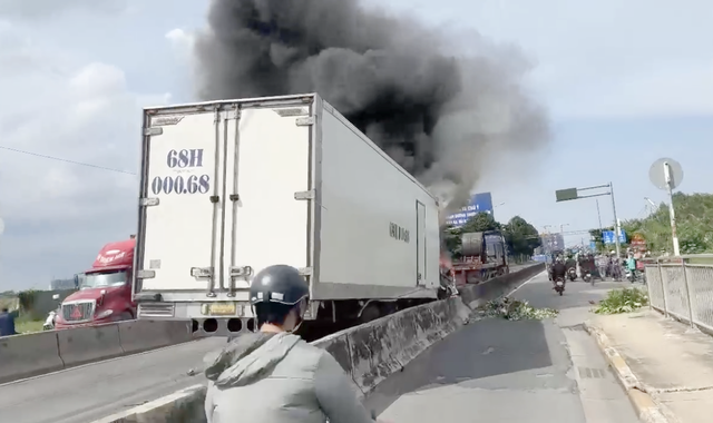 TP. HCM tai nạn liên hoàn, ô tô bốc cháy dữ dội trên cầu Phú Mỹ - Ảnh 3.