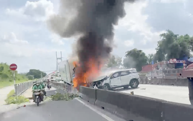 TP. HCM tai nạn liên hoàn, ô tô bốc cháy dữ dội trên cầu Phú Mỹ - Ảnh 2.