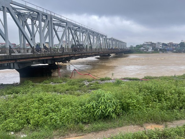 Hà Nội cấm người đi bộ và phương tiện qua cầu Đuống- Ảnh 1.