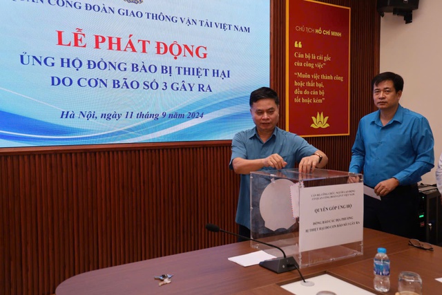 Chùm ảnh: Người lao động ngành GTVT chia sẻ khó khăn với người dân bị ảnh hưởng bởi mưa lũ - Ảnh 5.