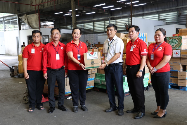 Chùm ảnh: Hàng chục tấn hàng cứu trợ bão lũ được các hãng hàng không vận chuyển miễn phí tới Hà Nội - Ảnh 7.