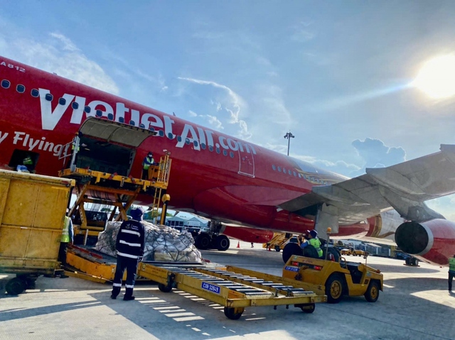 Chùm ảnh: Hàng chục tấn hàng cứu trợ bão lũ được các hãng hàng không vận chuyển miễn phí tới Hà Nội - Ảnh 1.