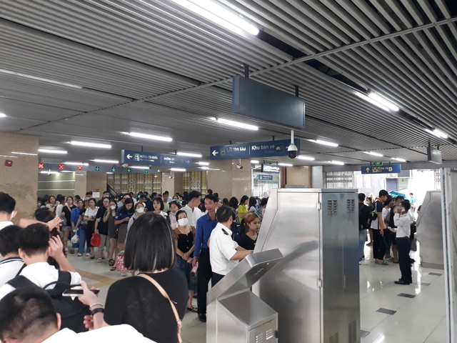 Chùm ảnh: Tắc đường sau mưa ở Hà Nội, người dân xếp hàng mua vé tàu Cát Linh - Hà Đông - Ảnh 4.