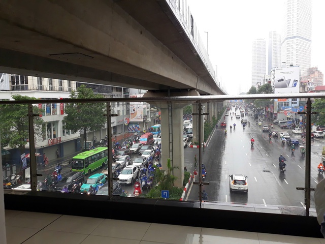 Chùm ảnh: Tắc đường sau mưa ở Hà Nội, người dân xếp hàng mua vé tàu Cát Linh - Hà Đông - Ảnh 6.