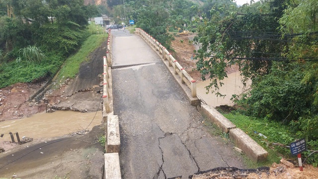 Sập cầu Ngòi Móng trên ĐT445, tỉnh Hòa Bình - Ảnh 1.