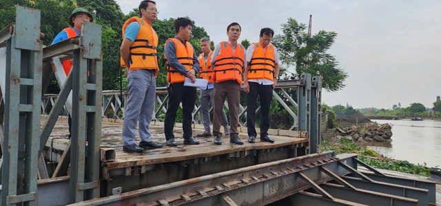 Xe trên QL37B lưu thông theo các phà, cầu khác trong thời gian sửa cầu phao Ninh Cường - Ảnh 1.