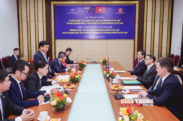 Bộ GTVT trao Kỷ niệm chương cho Bí thư thứ nhất Đại sứ quán Australia- Ảnh 1.