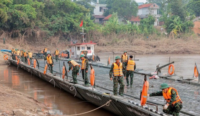 Hôm nay vận hành cầu phao Phong Châu, người dân lưu ý gì khi di chuyển?- Ảnh 1. Hôm nay vận hành cầu phao Phong Châu, người dân lưu ý gì khi di chuyển?- Ảnh 1.