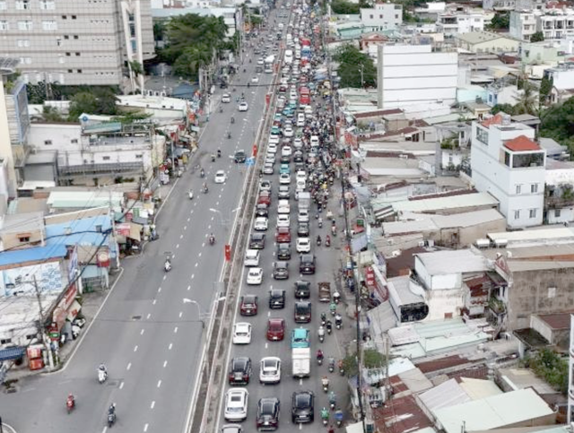 Người dân hối hả quay trở lại sau kỳ nghỉ lễ, giao thông cửa ngõ TP. HCM ùn tắc - Ảnh 9.