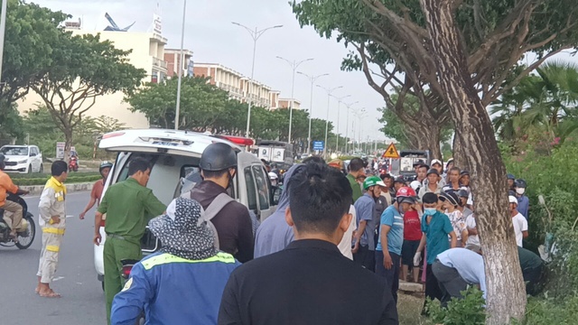 Video: Người thân khóc ngất bên thi thể nạn nhân vụ TNGT ở Đà Nẵng- Ảnh 1. Video: Người thân khóc ngất bên thi thể nạn nhân vụ TNGT ở Đà Nẵng- Ảnh 1.