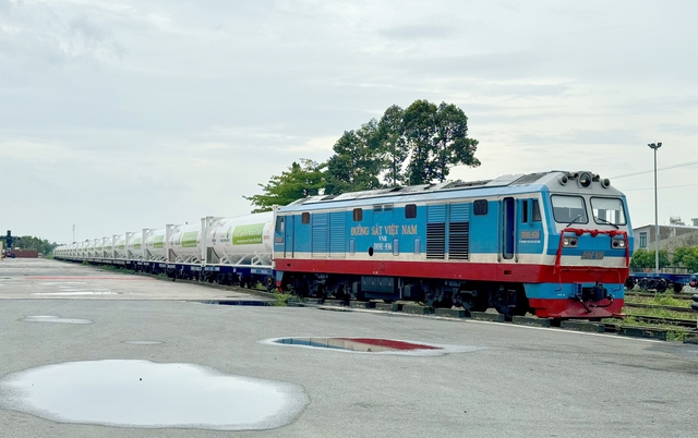 Chuyến tàu vận chuyển khí đầu tiên bằng đường sắt từ Nam ra Bắc - Ảnh 4.