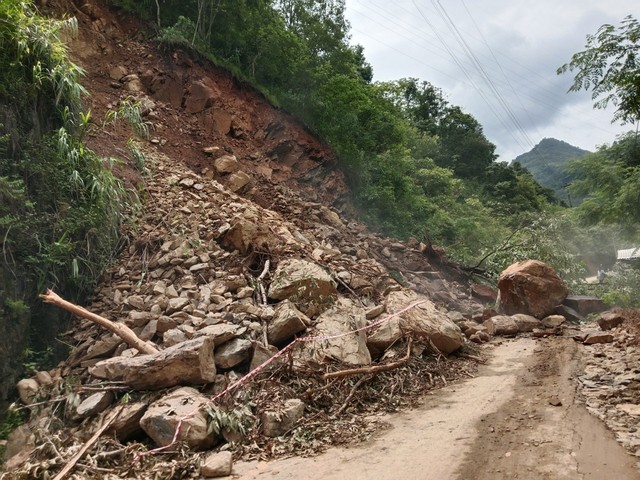 Cao Bằng: Lũ cuốn xe khách và xe con xuống suối, ít nhất 2 người chết- Ảnh 1.