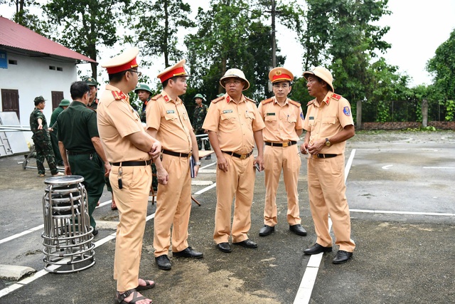 Video Cục CSGT đưa xuồng máy phối hợp với địa phương tìm kiếm nạn nhân vụ sập cầu Phong Châu - Ảnh 1.