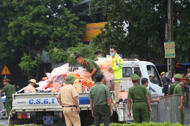 Sập cầu Phong Châu ở Phú Thọ: Đã cứu được 5 người, đang khẩn trương tìm kiếm khoảng 10 người mất tích - Ảnh 3.