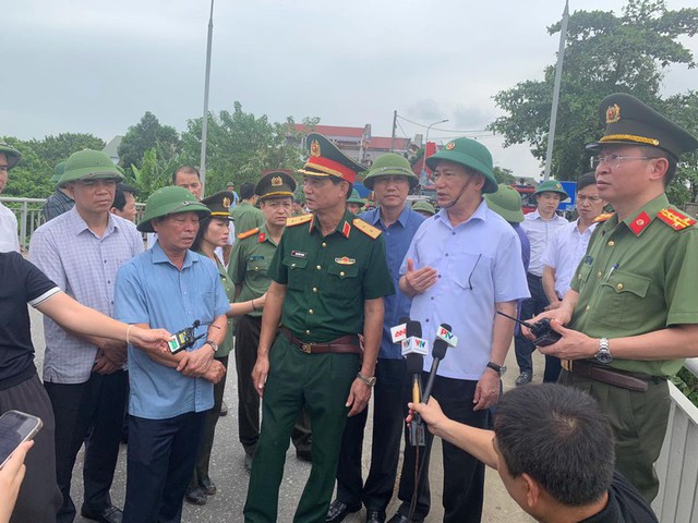 Sập cầu Phong Châu ở Phú Thọ: Đã cứu được 5 người, đang khẩn trương tìm kiếm khoảng 10 người mất tích - Ảnh 1.