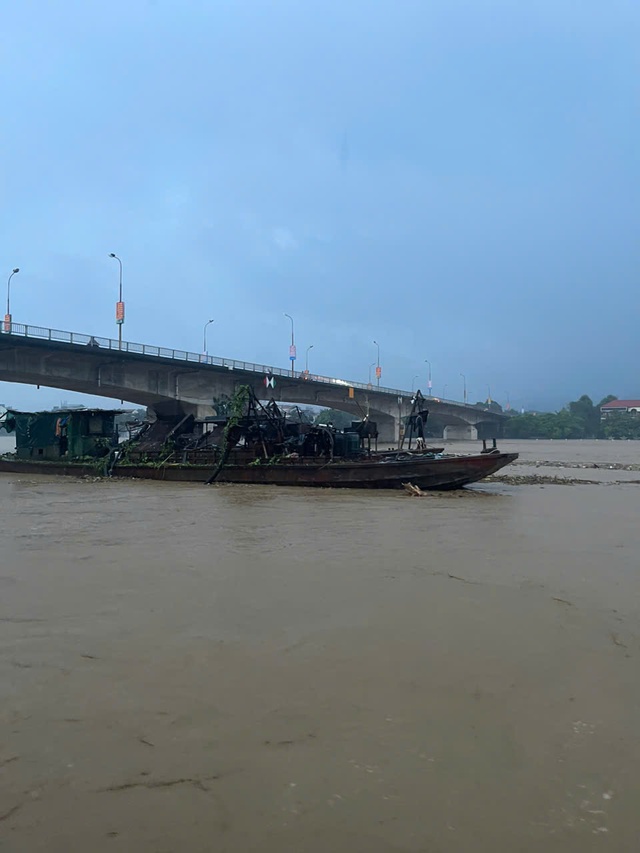 Video: Hai tàu hút trôi dạt từ Trung Quốc theo sông Hồng về Lào Cai- Ảnh 1.