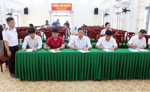 Chủ tàu du lịch Khánh Hòa ký cam kết đảm bảo ATGT đường thủy dịp Tết Nguyên Đán 2025- Ảnh 2. Chủ tàu du lịch Khánh Hòa ký cam kết đảm bảo ATGT đường thủy dịp Tết Nguyên Đán 2025- Ảnh 2.
