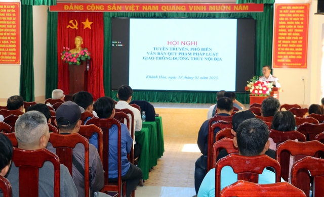 Chủ tàu du lịch Khánh Hòa ký cam kết đảm bảo ATGT đường thủy dịp Tết Nguyên Đán 2025- Ảnh 1. Chủ tàu du lịch Khánh Hòa ký cam kết đảm bảo ATGT đường thủy dịp Tết Nguyên Đán 2025- Ảnh 1.