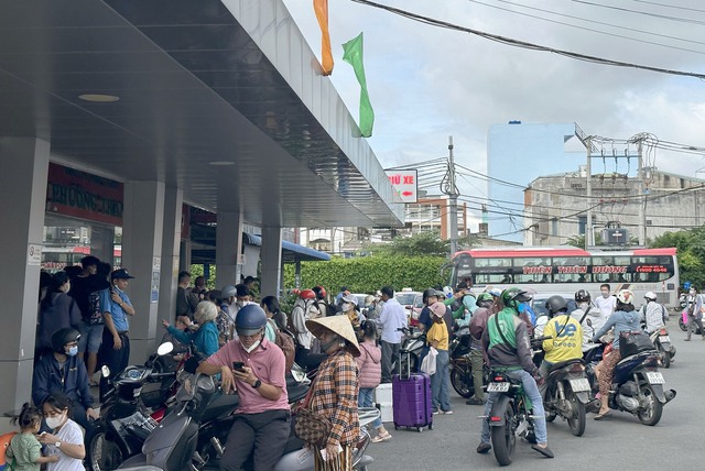 Các bến xe TP. HCM đón khoảng 100.000 khách/ ngày dịp Tết Ất Tỵ 2025- Ảnh 1.