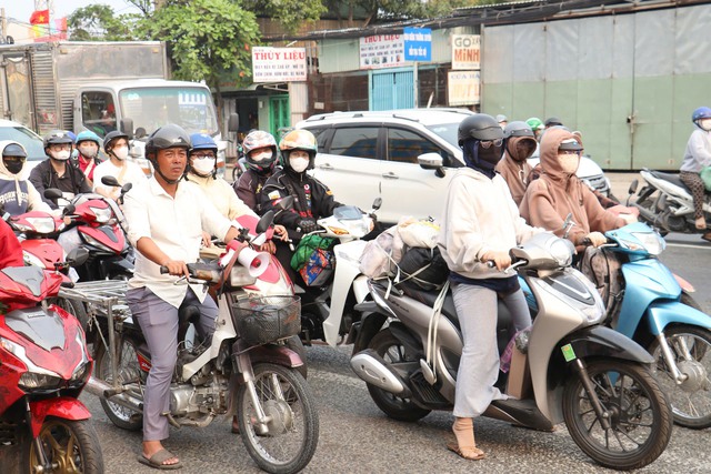 Các cửa ngõ TP. HCM chật kín xe ngày đầu nghỉ Tết Nguyên đán - Ảnh 2.