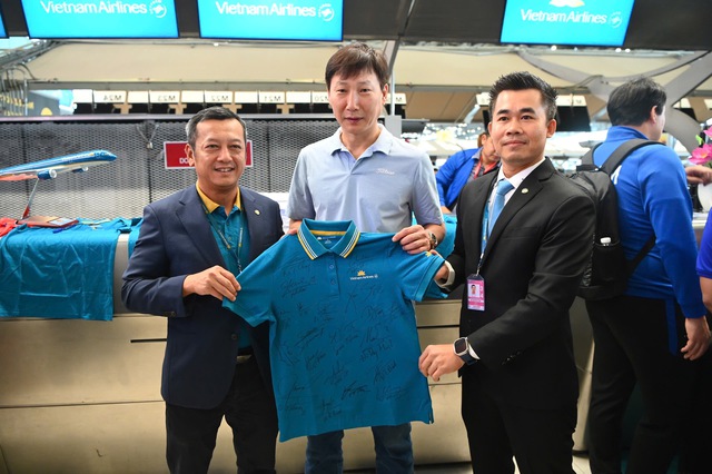 Nguyễn Xuân Son và đồng đội được tặng vé máy bay hạng Thương gia - Ảnh 4.