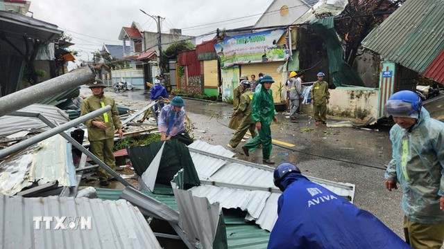 Khẩn trương khắc phục giao thông sau bão số 10 tại Thanh Hóa và Nghệ An - Ảnh 1.
