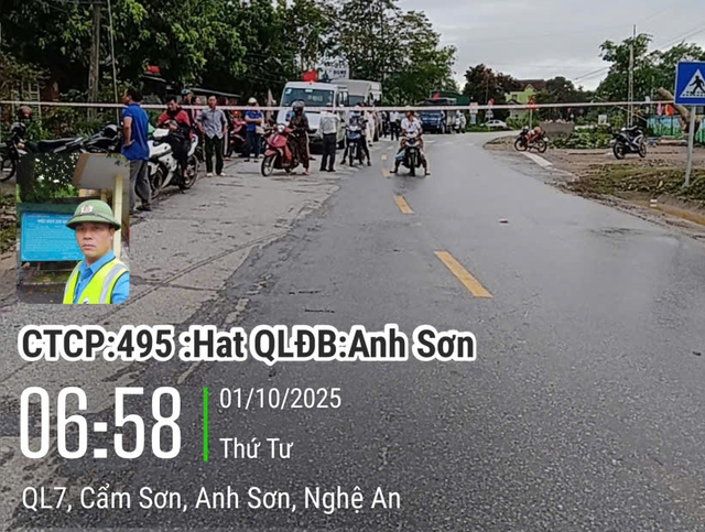 Khẩn trương khắc phục giao thông sau bão số 10 tại Thanh Hóa và Nghệ An - Ảnh 2.