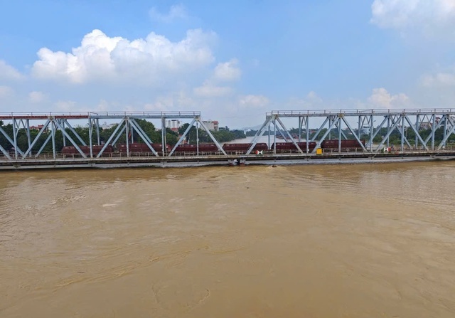 Phong tỏa đường sắt tại cầu Bắc Giang- Ảnh 1.