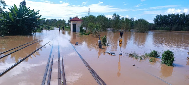 Video: Tuyến đường sắt Đông Anh – Quán Triều vẫn bị cô lập, nước chảy xiết cuốn trôi nền đường ray - Ảnh 3. Video: Tuyến đường sắt Đông Anh – Quán Triều vẫn bị cô lập, nước chảy xiết cuốn trôi nền đường ray - Ảnh 3.