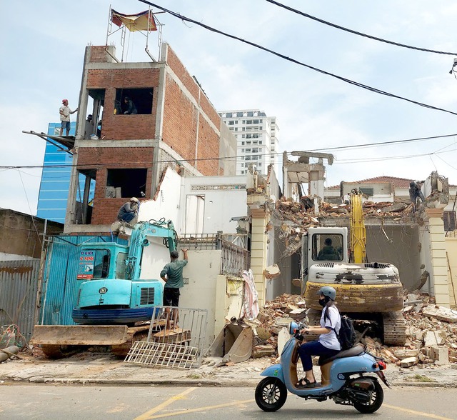 Người dân TPHCM bàn giao mặt bằng mở rộng cầu đường 3.724 tỉ đồng - Ảnh 1.