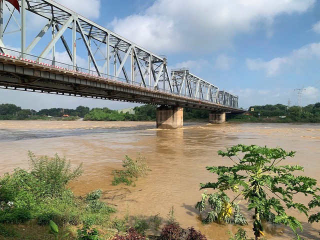 Cập nhật thông tin 02 vụ TNGT đường thủy nghiêm trọng tại cầu Việt Trì và cầu Thái Hà - Ảnh 1.