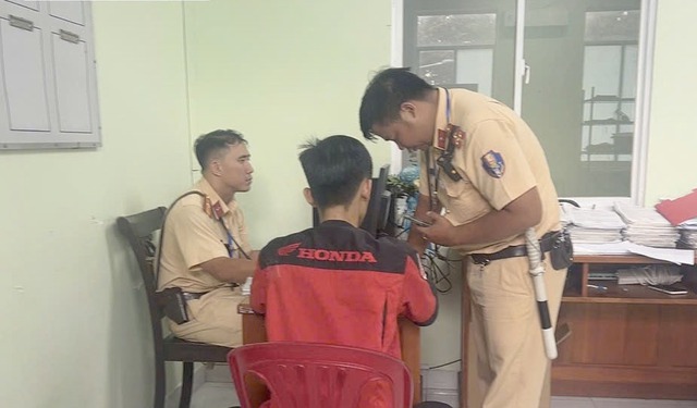 CSGT TP.HCM xử phạt vợ quay clip chồng chạy xe máy bằng 1 bánh rồi đăng lên TikTok - Ảnh 2.