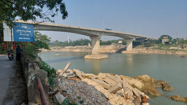 Phương tiện thủy được lưu thông bình thường qua cụm cầu Việt Trì – Hạc Trì từ chiều 15/10- Ảnh 1.