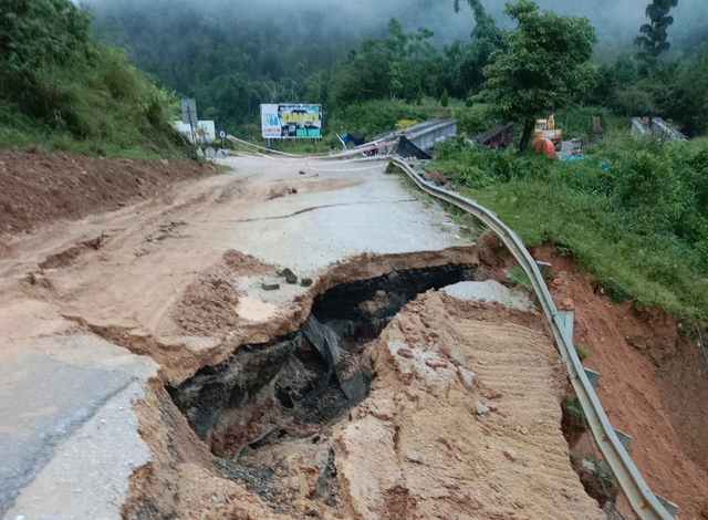 Cao Bằng: Hàng nghìn vị trí sạt lở, đất đá tràn xuống mặt đường gần 800 nghìn mét khối - Ảnh 1.