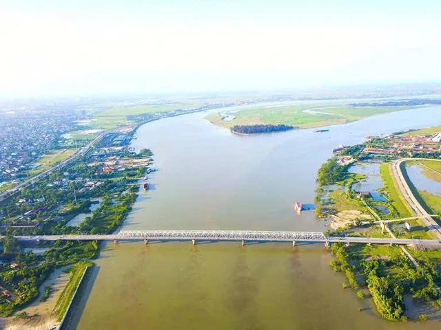 Cấm luồng đường thủy trên sông Lam phục vụ kéo đường dây điện - Ảnh 1.