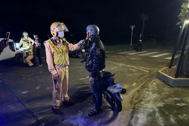 Đắk Lắk: Phát hiện 117 tài xế vi phạm nồng độ cồn chỉ sau vài giờ ra quân- Ảnh 1.