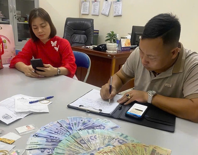 Nhân viên đường sắt trả lại khách hơn 25 triệu đồng bỏ quên trên tàu- Ảnh 1. Nhân viên đường sắt trả lại khách hơn 25 triệu đồng bỏ quên trên tàu- Ảnh 1.