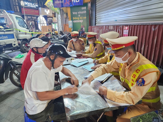 Giật mình CSGT phát hiện tài xế ô tô công nghệ vi phạm nồng độ cồn khủng tại Hà Nội - Ảnh 3.